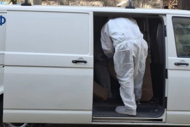 PRONAĐENA TELA BRATA I SESTRE! Užas u stanu na Bežanijskoj kosi, ispred zgrade policija i Hitna pomoć!