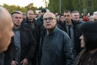 LICE MRŽNJE! KAO HORDA SU NAPALI ŠATOR! Vučević: Tako bi blokaderi vodili državu, SKLONI SU NASILJU NAD ŽENAMA!