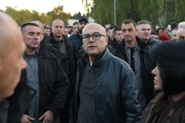 LICE MRŽNJE! KAO HORDA SU NAPALI ŠATOR! Vučević: Tako bi blokaderi vodili državu, SKLONI SU NASILJU NAD ŽENAMA!