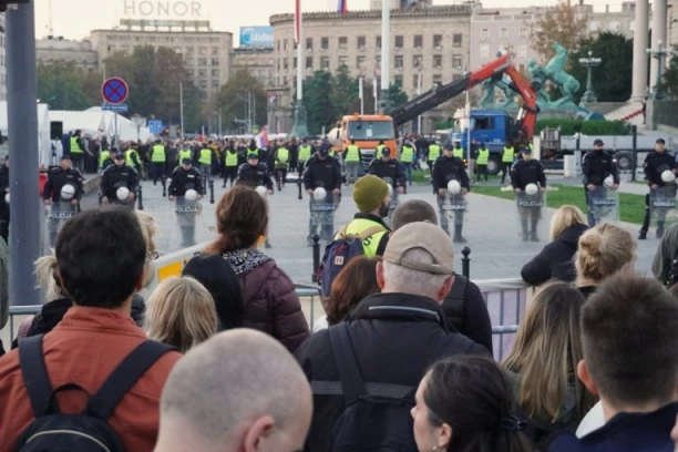 BEZOBRAZLUK U CENTRU BEOGRADA! Blokaderi se iživljavaju nad Srbima s Kosova i Metohije, viču im "KEROVI"! Policija zatvorila Kneza Miloša! (VIDEO)