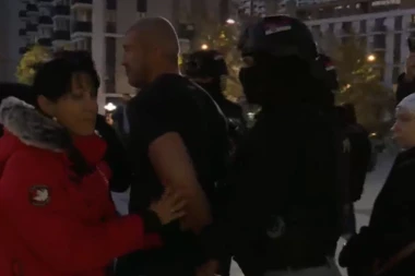 PUŠTEN, PA OPET UHAPŠEN MIŠA BAČULOV! UKP mu stavio lisice ispred Palate pravde, a evo šta je uradio! (FOTO, VIDEO)