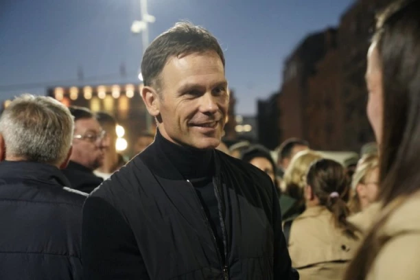 "ZAŠTO BLOKADERIMA VEČERAS SMETAJU PESME KOJE SLAVE SRPSKU TRADICIJU, ISTORIJU I KOSOVO I METOHIJU?" Siniša Mali oštro poručio: NIKO NE MOŽE DA NAM ZABRANI DA SLAVIMO ONO ŠTO JESMO