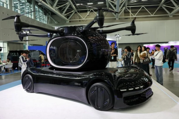 KINA ZAPANJILA JAVNOST U ŠANGAJU! Prvi pravi leteći automobil na svetu (FOTO, VIDEO)