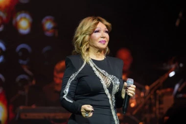 NEDA UKRADEN KAO SVETSKA ZVEZDA, DOVELA LINIJU DO SAVRŠENSTVA! Evo kojom pesmom je otvorila koncert! (VIDEO)