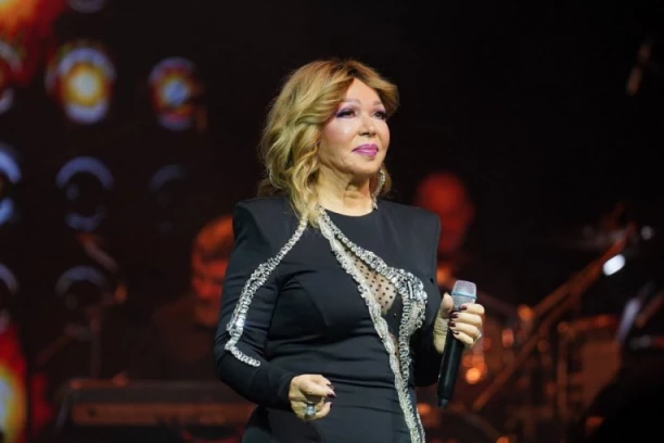 NEDA UKRADEN KAO SVETSKA ZVEZDA, DOVELA LINIJU DO SAVRŠENSTVA! Evo kojom pesmom je otvorila koncert! (VIDEO)