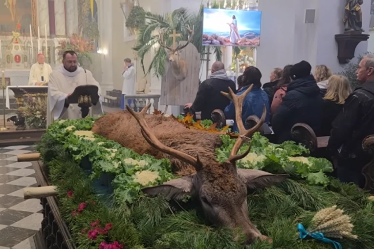 SNIMAK UBIJENOG JELENA U CRKVI IZAZVAO BURU: Vernici podeljeni između tradicije i sablazni, a društvene mreže gore (VIDEO)