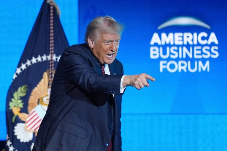 "ZGODAN JE I ELEGANTAN": Slavna pevačica nahvalila Trampa, a onda je i otkrila šta joj se NAJVIŠE DOPADA kod njega