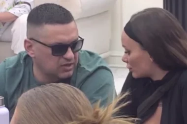 OPROSTIO JOJ JE SVA ŠARANJA! Bivša učenica "Elite" ŽESTOKO oplela po Teodori i Bebici: Ona ga smatra portčkom!