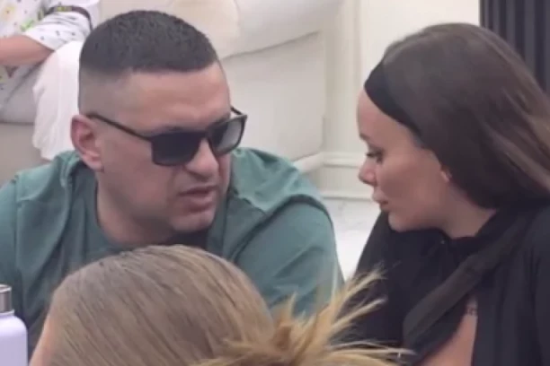 OPROSTIO JOJ JE SVA ŠARANJA! Bivša učenica Elite ŽESTOKO oplela po Teodori i Bebici: Ona ga smatra portčkom!