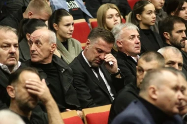 KRSTAJIĆ NE MOŽE DA DOĐE SEBI: Suza suzu stiže na komemoraciji Mladenu Žižoviću (VIDEO)