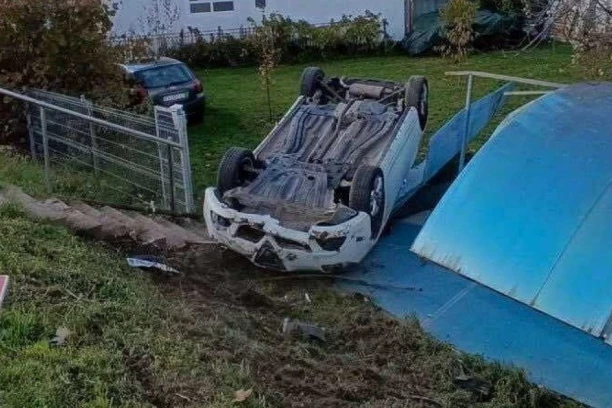 TEŽAK UDES KOD PRELJINE! Izgubio kontrolu nad vozilom, pa uleteo ljudima u dvorište! (FOTO)
