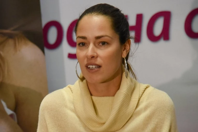 ŠVAJNI, CRKNI OD MUKE: Dok se Ana Ivanović oblači pred kamerama, pogledajte šta radi Bastijan! (VIDEO)