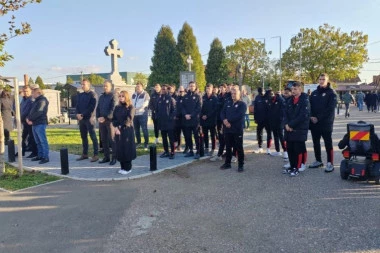 NEIZMERNA TUGA: Na sahranu Mladena Žižovića stigli i fudbaleri Radničkog iz Kragujevca (FOTO)