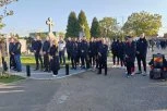 NEIZMERNA TUGA: Na sahranu Mladena Žižovića stigli i fudbaleri Radničkog iz Kragujevca (FOTO)