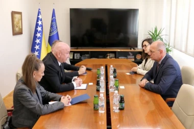 Ministar Popović izrazio saučešće i ponudio pomoć Republike Srbije gradu Tuzli (FOTO)