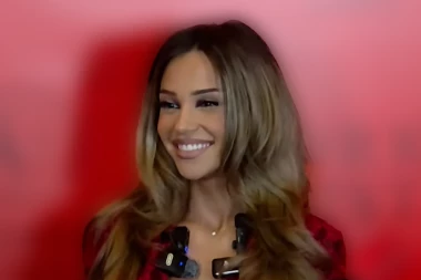 SNIMAK JAKOVA JOZINOVIĆA ZAVRŠIO U BRESKVIČINOM TELEFONU! Pevačica ne krije oduševljenje: "DEČKO BRUTALNO IZGLEDA!" (VIDEO)