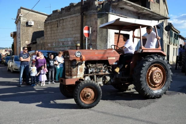 NEVIĐENI HAOS NA ULICAMA SJENICE: Traktor blokirao ceo pravac, RODITELJI SA BEBAMA BEŽALI NA ULICU - građani u šoku! (VIDEO)
