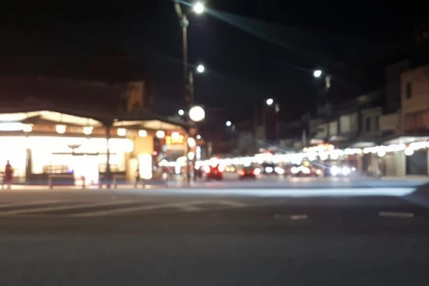 IZBODENA ŽENA ISPRED SUPERMARKETA! Odmah je prebačena u bolnicu, poznato u kakvom je stanju! POLICIJA TRAGA ZA NAPADAČEM!