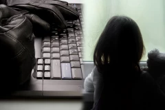 UŽAS U ŠKOLI! Asistent u nastavi čuvao u kompjuteru 4.000 fotografija i 44 snimka polnog ZLOSTAVLJANJA DECE!
