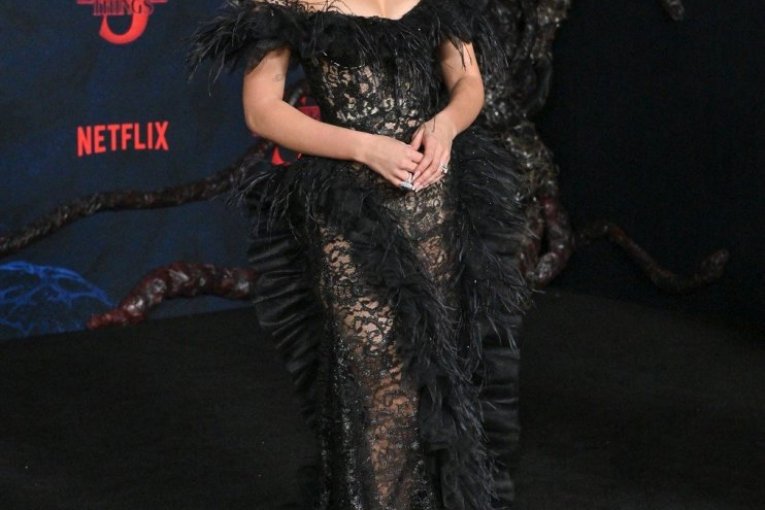 Mili Bobi Braun i Dejvid Harbor