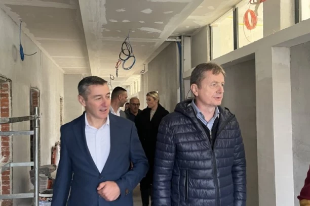 DRŽAVA JE IZDVOJILA 550 MILIONA DINARA: Darko Glišić Glišić obišao radove na Osnovnoj školi i sportskoj hali u Kosjeriću! (FOTO)