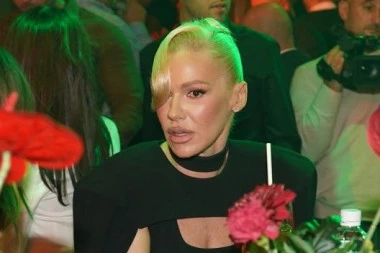 NATAŠA BEKVALAC ODMAH PREKINULA INTERVJU! Izbio HAOS pred kamerama, krenula da VIČE na novinare: Nemojte da me snimate tako! (VIDEO)