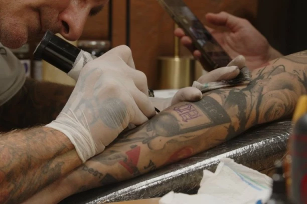 MAGLA BEND SE UŽIVO TETOVIRA U EMISIJI!