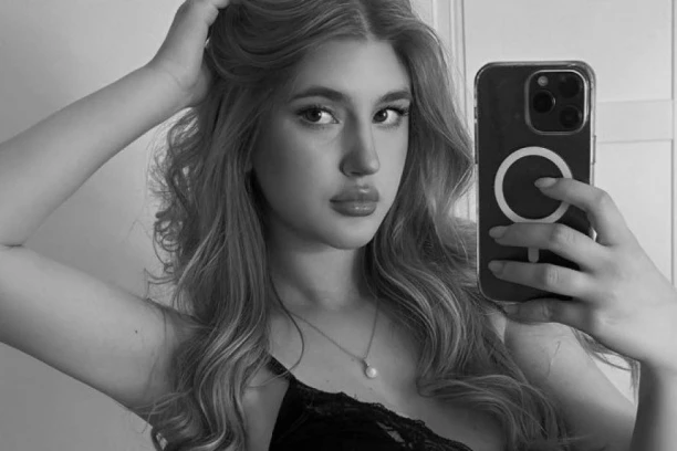 PROCURILI SNIMCI IZ TELEFONA LENE MARINKOVĆ! Ćerka Goce Tržan mokra do kože, pripijene tračice veša SAMO ŠTO NE PUKNU! (FOTO)