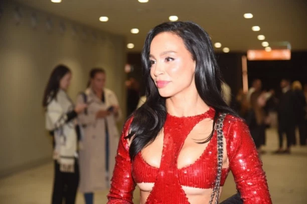 AUU, EDITA, IMAŠ LI DUŠU?  Vatreno izdanje na koncertu Emine Jahović, skočila ovom momku u zagrljaj! (VIDEO)