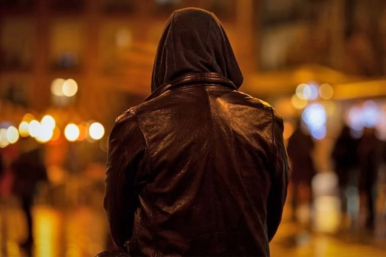 NAPETA NOĆ U CENTRU ZAGREBA! Uznemirujući snimci grupe HULIGANA ISPRED SRPSKOG KULTURNOG CENTRA (VIDEO)