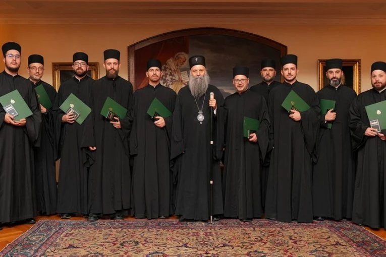 BLAGOSLOV U PATRIJARŠIJSKOM DVORU: Patrijarh Porfirije primio novorukopoložene đakone Arhiepiskopije beogradsko-karlovačke