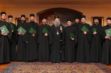 BLAGOSLOV U PATRIJARŠIJSKOM DVORU: Patrijarh Porfirije primio novorukopoložene đakone Arhiepiskopije beogradsko-karlovačke
