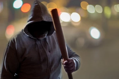 BRUTALAN OBRAČUN NA BATAJNIČKOM DRUMU! Šipkom unakazio kolegu - hitna pomoć intervenisala!