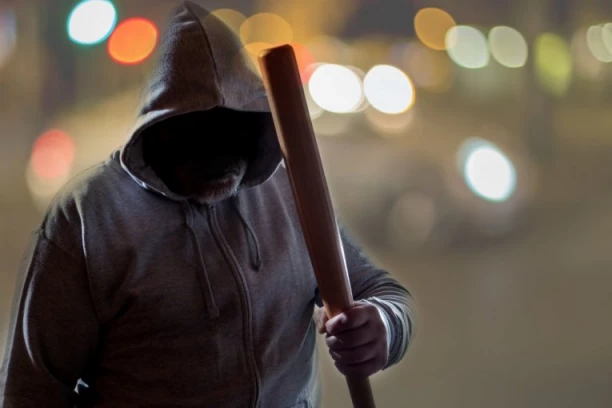 BRUTALAN OBRAČUN NA BATAJNIČKOM DRUMU! Šipkom unakazio kolegu - hitna pomoć intervenisala!