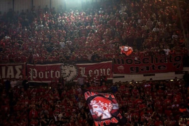 ŽESTOKA PROVOKACIJA ZA PARTIZAN: Navijači Olimpijakosa uboli crno-belima prst u oko! (FOTO)