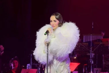 EMINA JAHOVIĆ NAPRAVILA SPEKTAKL! Filmske scene u Sava centru, pevačicu slomile emocije, na ivici suza! (VIDEO)