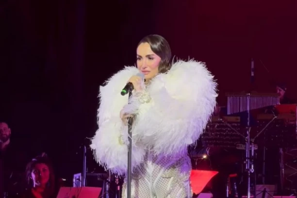 EMINA JAHOVIĆ NAPRAVILA SPEKTAKL! Filmske scene u Sava centru, pevačicu slomile emocije, na ivici suza! (VIDEO)