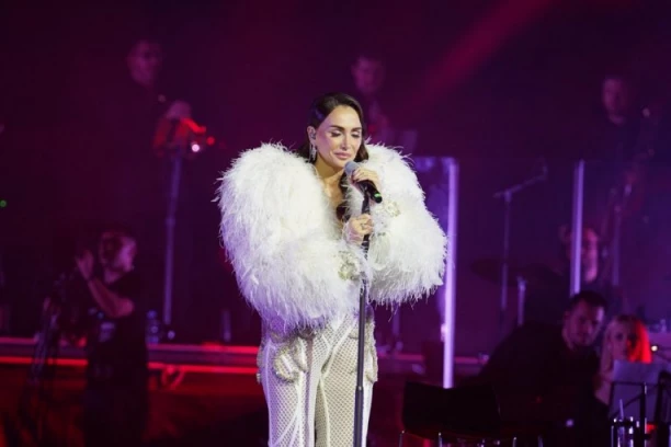 EMINA JAHOVIĆ PUKLA VELIKE PARE, A SVE PROPALO! Pevačica ostala bez ozbiljne love, a evo o čemu se radi!