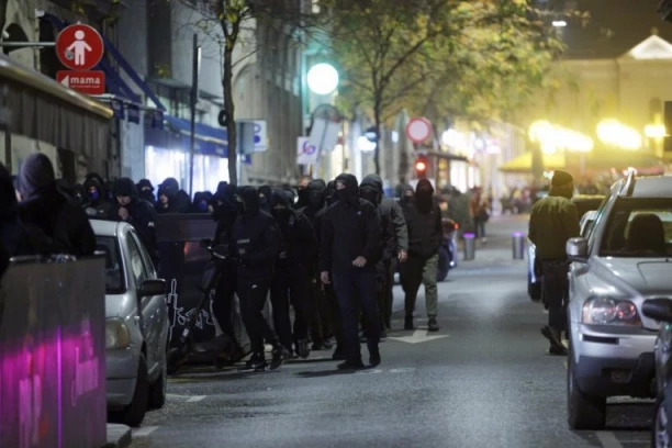 ŠTA KAŽE NA OVO ŠEF BLOKADERA TONINO PICULA?! Huligani ispred Srpskog kulturnog centra pljuvali novinarku, pevali ustaške pesme - na terenu pripadnici specijalne policije! (FOTO, VIDEO)