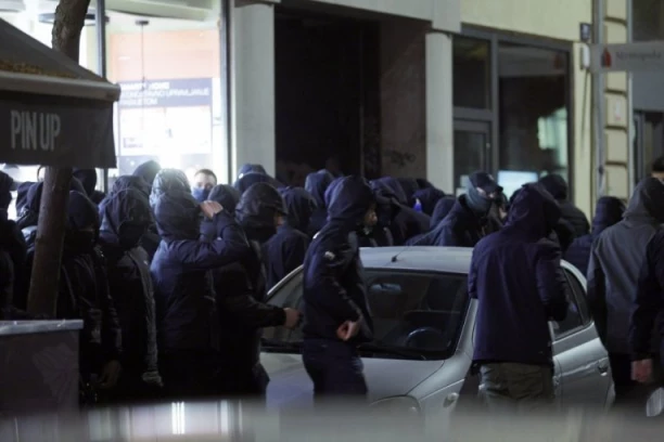 DRAMA U ZAGREBU! Maskirani huligani pokušali da upadnu u Srpski kulturni centar!