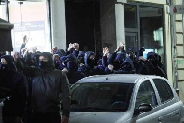 NAPETA NOĆ U CENTRU ZAGREBA! Pogledajte kako grupa huligana nasrće na Srpski kulturni centar uz USTAŠKE POKLIČE! (VIDEO)