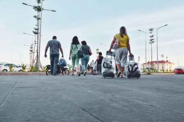 EVAKUISANO 150 LJUDI NA AERODROMU! ČULA SE EKSPLOZIJA! Jedna osoba zadobila opekotine na nozi i prstima zbog NEČEGA ŠTO GOTOVO SVI NOSIMO U TORBI