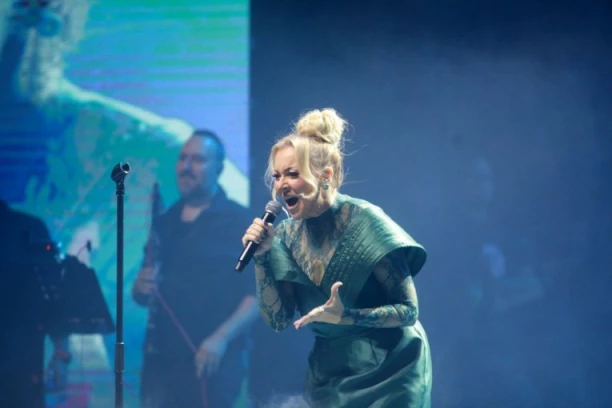 NAJŠOKANTNIJI POTEZ NAŠE PEVAČICE! Pre izlaska na scenu sa Ivanom Selakov uradila nešto NEVEROVATNO, a onda napravila HAOS! (VIDEO)