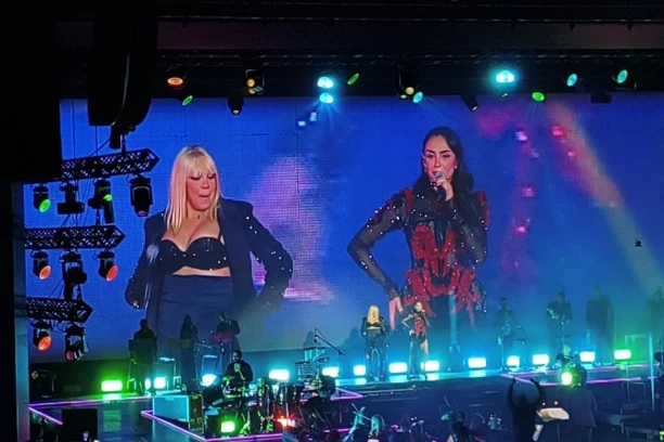 GDE SE KRIO IZABRANIK TRUDNE MILICE TODOROVIĆ TOKOM NJENOG NASTUPA?! Šok-bomba na koncertu Emine Jahović, svi posmatrali njen dolazak!