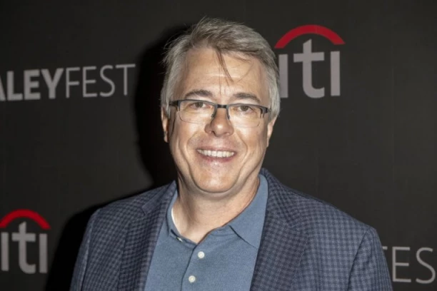 MRAČNA BUDUĆNOST ČEKA ČOVEČANSTVO! Upozorenje kreatora serije Breaking Bad - Pluribus zaludeo ceo svet! (VIDEO)