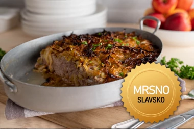 SLAVSKA SARMA BEZ UVIJANJA KOJA OSVAJA UKUSOM I ŠTEDI VREME: Sočna kombinacija mladog kupusa, mesa i paradajza koja se topi u ustima