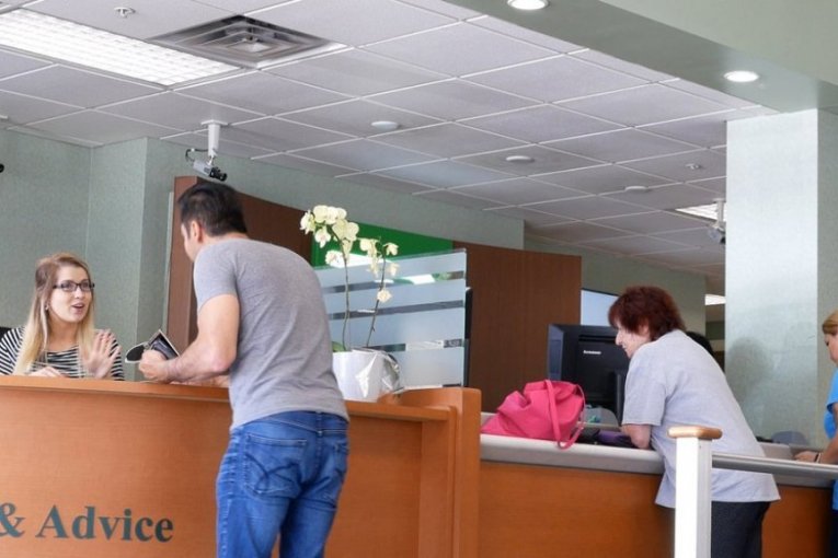 FAMOUS BANK LAYS OFF OVER 400 EMPLOYEES! Including directors and managers!