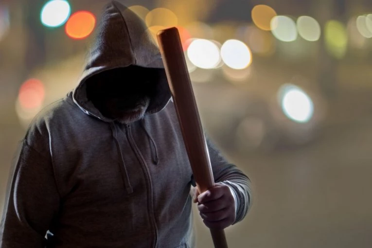 JEZIV SNIMAK IZ ROŽAJA! Zaleteo se automobilom i namerno pokosio mladića, pa izašao i brutalno ga prebio drvenom palicom! (VIDEO)