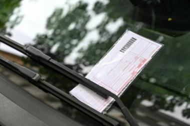 NEVIDLJIVE KAZNE SATIRU VOZAČE! Srbima stižu plave koverte za dugove o kojima nemaju pojma – blokade, zabrane i izvršitelji na vratima!