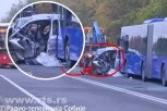 PRVE SLIKE SA MESTA NESREĆE NA OBRENOVAČKOM PUTU! Automobil potpuno uništen nakon sudara sa autobusom, poginuo vozač! (FOTO)